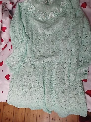 Zərif dizaynlı, açıq nanə-yaşıl rəngdə krujeva paltar. - Material