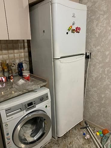 Маслобойки: Б/у 2 двери Indesit Холодильник Продажа, цвет - Белый — 1