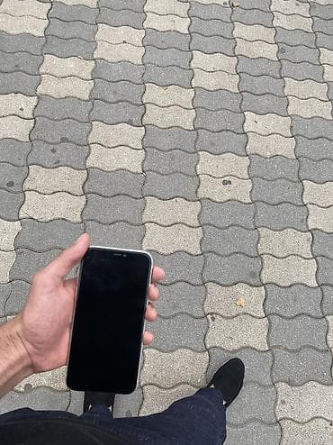 ipon: IPhone 11, 64 GB — 2