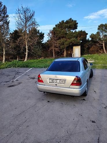 mercedes c dizel: Mercedes-Benz C‑Sinfi sedan (W202), gümüşü rəng. - Kuzov: 4 qapılı — 3