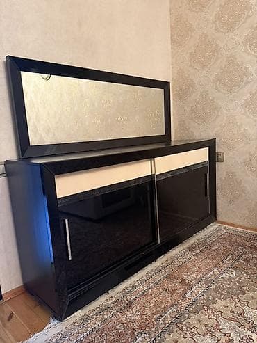 Yemək otağı üçün mebel dəsti Tərkib: - Geniş vitrin şkafı: Şüşəli ön