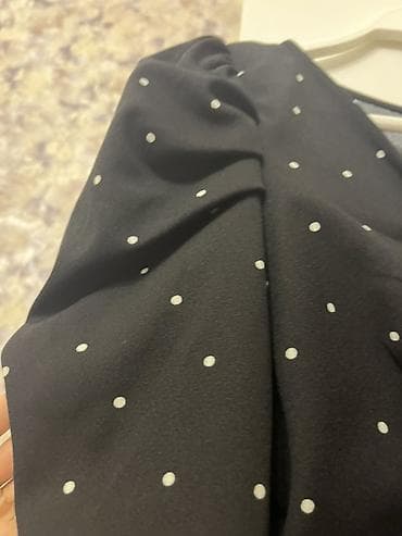 duz don modelleri: Qara rəngli, ağ xırda xallı uzun don - Dizayn: V-yaxa, üst hissədə — 5