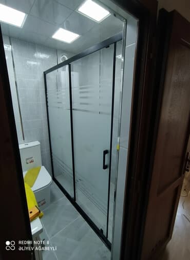 Şüşə duş qapısı sürüşmə mexanizmi ilə təchiz olunub və hamam otaqları