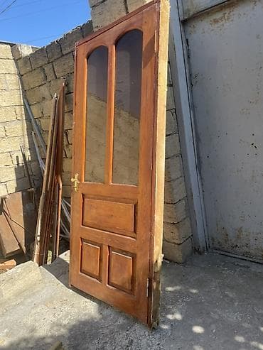Taxta şüşəli qapılar- 4 ədəd. Səliqəli, yaxşı vəziyyətdədilər. Birinin — 5