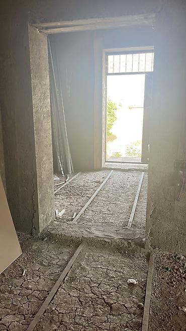 hazir ipotekada olan ev satiram: 3 otaqlı, 100 kv. m, Kredit yoxdur, Təmirsiz — 5