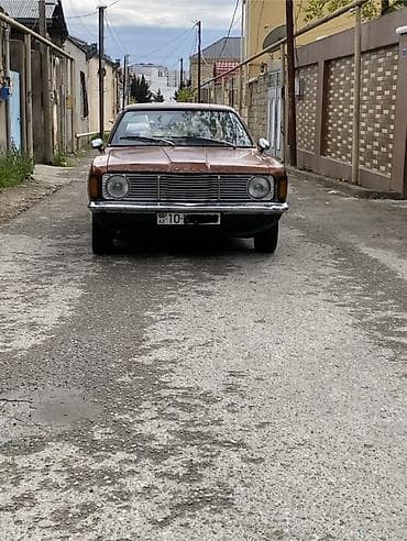 tekerler type 0: Klassik Ford Taunus sedan. 1973-cü il. Bütün sənədləri qaydasındadır — 2