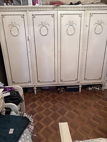 aksa generator: Klassik üslubda dəbdəbəli yataq otağı mebel dəsti Tərkibi: - Çarpayı — 3