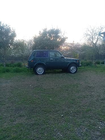 niva barı: LADA Niva (VAZ 2121) – yaşıl rəngli 3 qapılı SUV Xüsusiyyətlər: - Tam — 6