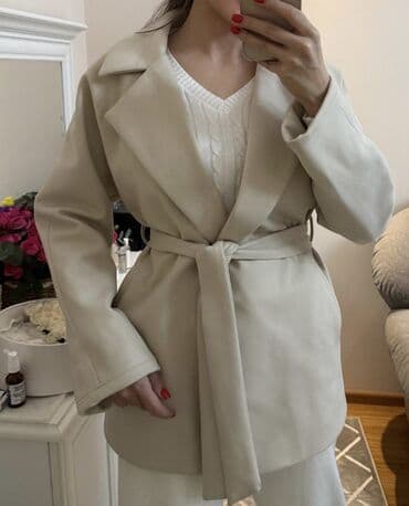 пальто женское: Пальто бежевый состояние, качество хорошее — 2
