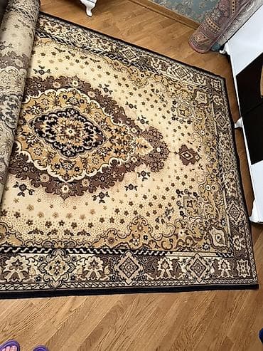 Döşəmə: Klassik üslublu xalça (Yun xalca) - Rəng palitrası: bej, qızılı — 1