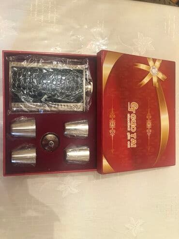 Flyaqa içki qabı. Hədiyelikdir, təzədir, ilan derisi kimu üzlənmişdir