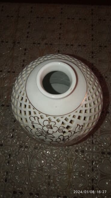 guldanda gul: Bir vaza, Farfor — 2