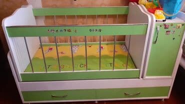 Uşaq beşiyidi.Az istifadə olunub.İkili yataqdı.Hem nennidi,həm də uşaq