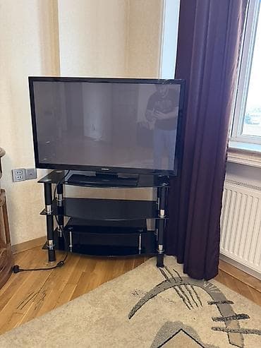 Samsung LED televizor + şüşə TV stendi - Ekran ölçüsü təxminən 40–43
