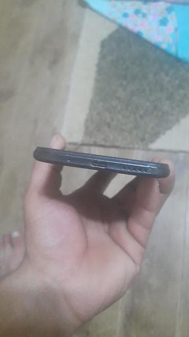 galaxy note 5: Smartfon - Ekran: Tam ekran ön panel, yuxarı mərkəzdə “su damcısı” — 3