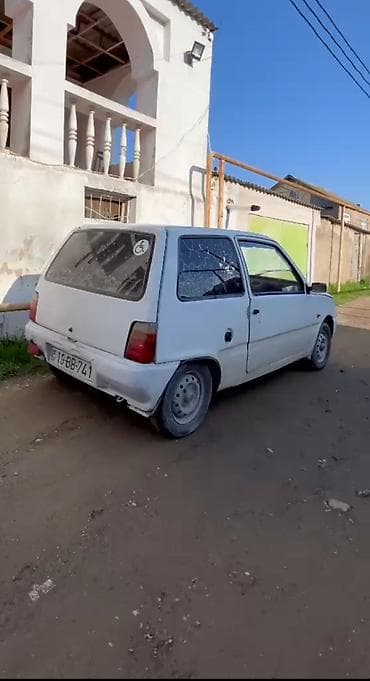 mercedes 190 satilir: Ağ rəngli kiçik hetçbek avtomobil Xüsusiyyətlər: - Korpus: 3 qapılı — 1