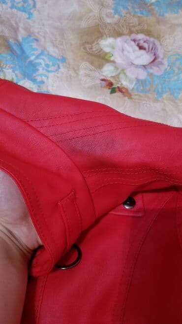 Dəstlər, kostyumlar: 2 dəfə çəkiliş üçün geyinilib. Çiynində cuzi qaraltı var (ətirdən — 1