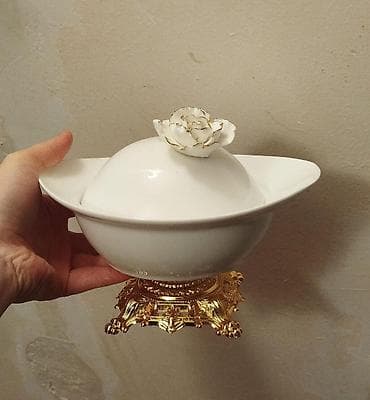 Porselen qapaqlı qab – dekorativ ayaqlı - Material: ağ porselen