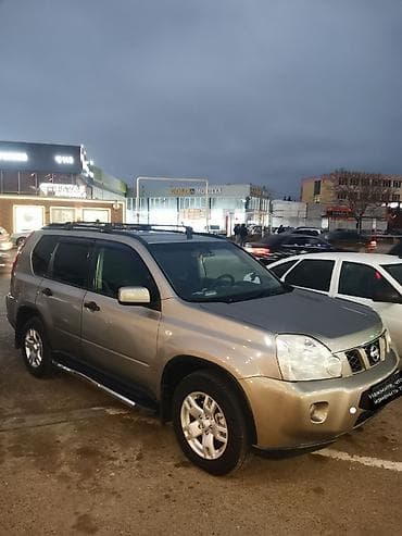nisan juk: Nissan X-Trail model avtomobili. Açıq qəhvəyi rəngdə, dam relsləri ilə — 5