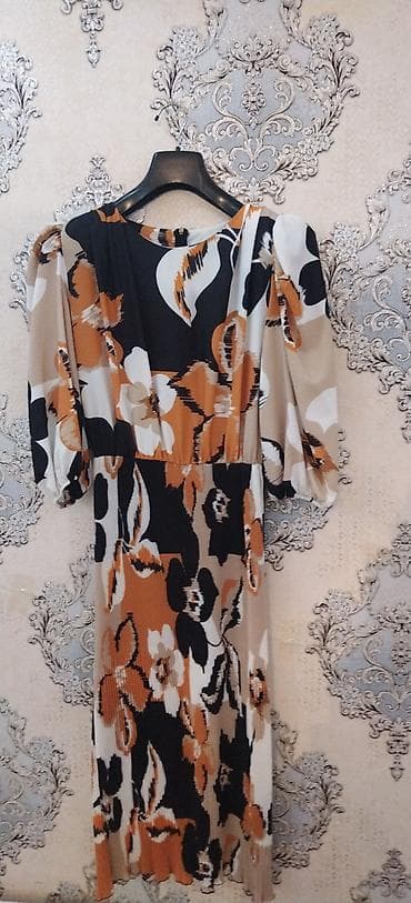 Qadın paltarı – çiçək naxışlı, midi uzunluqda 200 alinib 50 ye satilir