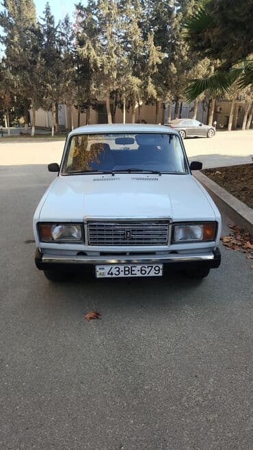 jiquli: Vaz 2107, ağ rəngli sedan Texniki xüsusiyyətlər: - Ban tipi: sedan, 4 — 1