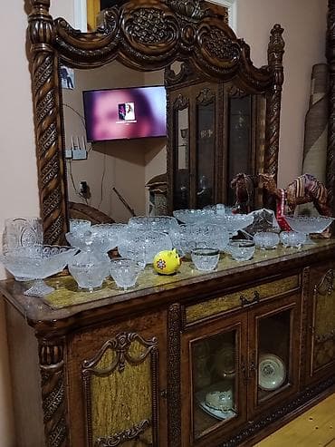 Klassik üslubda iri qonaq otağı mebel dəsti Tərkibi: - Böyük vitrin — 1