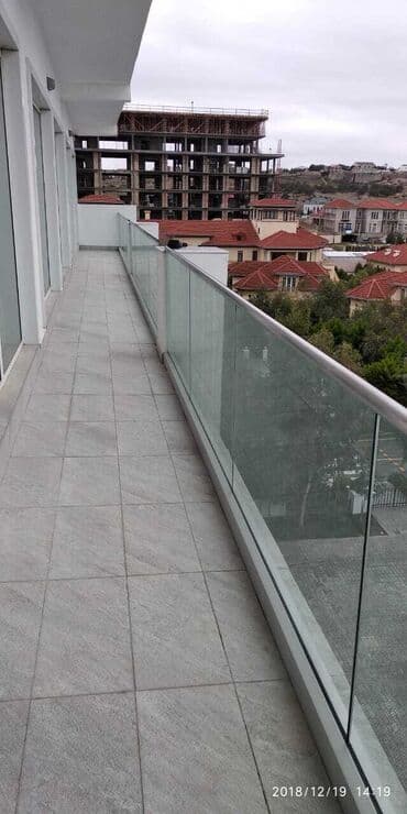 şüşe: Şüşə panellərdən ibarət müasir pilləkən məhəccəri. Məhəccər — 6