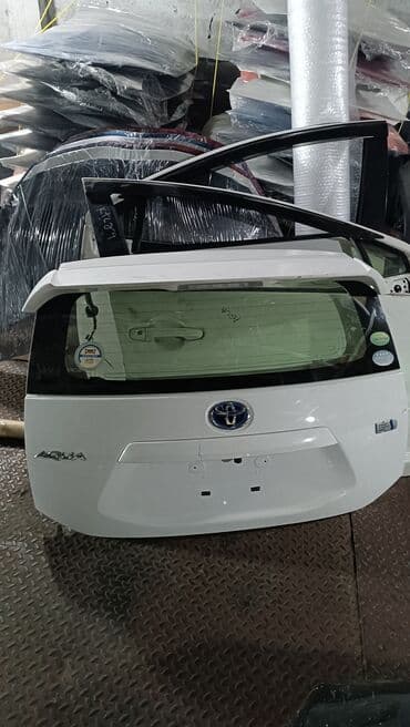 бежевые босоножки на тракторной подошве: Ağ rəngdə Toyota Aqua avtomobilinin ehtiyat hissələri. Bura arxa — 4