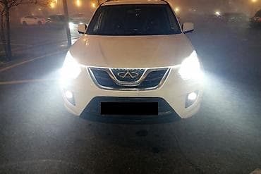 maşın satisi: Chery Tiggo (ağ rəng, SUV) Xüsusiyyətlər: - Kuzov: kompakt SUV, 5 — 7