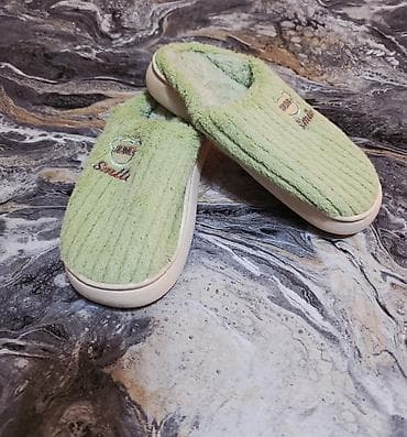 Məxməri çəhrayı rəngdə qadın otaq terlikləri. Bu terliklər