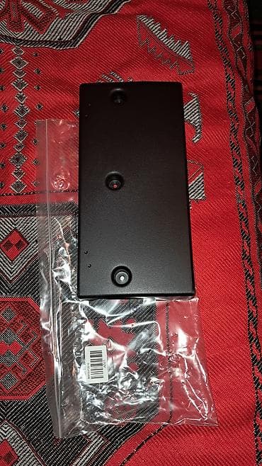 samsung es 8: Nömrə qabı. 
yenidir amerkadan gələn maşının baqajında gəlib — 1