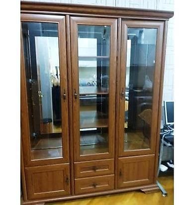 Polşa istehsalı olan qonaq otağı üçün şkaf satılır. yan polkalar şüşə