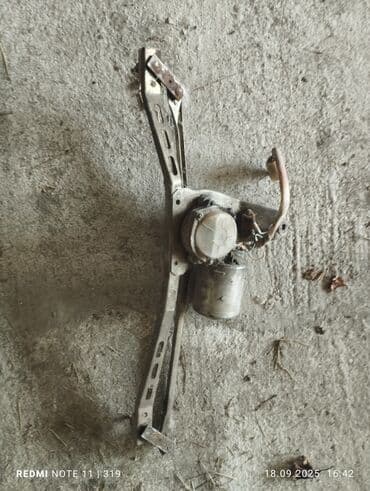 Avtomobil üçün elektrikli şüşəqaldıran mexanizmi (motorlu). -