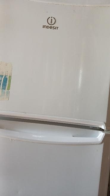 switch 2: Indesit markalı ağ rəngli ikikameralı soyuducu. Üst hissədə dondurucu — 2