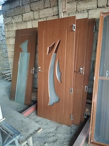- Material: Taxta əsaslı daxili qapılar, təbii ağac naxışlı laminat