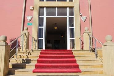 Həyət evləri və villalar: Obyekt satılır. Obyektin ümumi ərazisi 1.5 hektardi. 3 mərtəbəli — 3