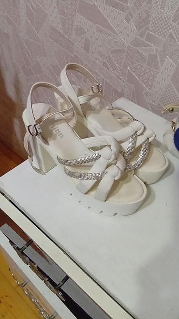 qizil saat satişi: Qara atlas ziyafət donu və ağ platforma sandal dəsti hər ikisi — 2