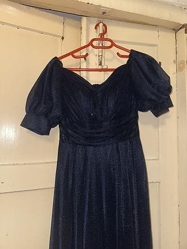 toy dekoru: Qaranlıq lacivərti rəngdə, parıltılı fakturalı ziyafət/libas. -Ölçü — 1