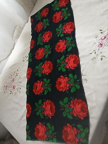 baş daşı: Qara rəngli, qırmızı qızılgül naxışlı bu şərf həm gündəlik istifadə — 2