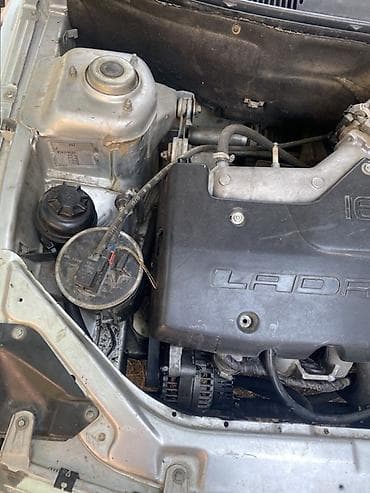 yer şumluyan: Lada 2110 sedan – gümüşü rəng. - Kuzov: 4 qapılı sedan, ön və arxa — 9