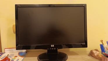 Monitorlar: HP markalı qara rəngli kompüter monitoru. Geniş ekranı və möhkəm