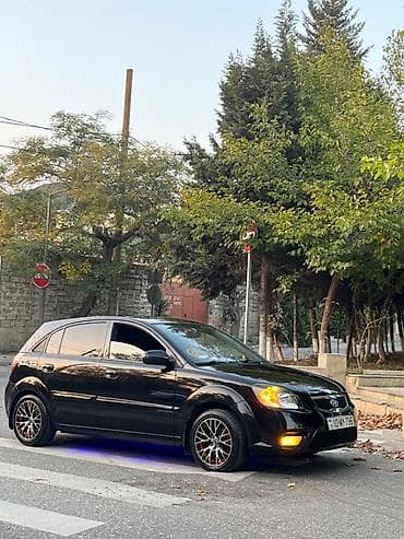 disk qabi: Kia Rio hatchback, qara rəng, maşın ideal veziyyetdedi maşını — 3