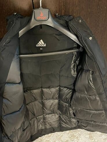 uzun kurtqa: Adidas Kids qış gödəkcəsi - Rəng: qara, ağ loqo və ağ zolaq detalları — 3