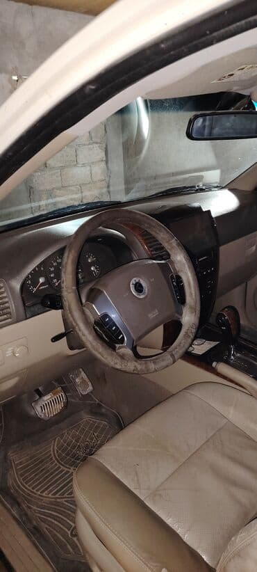 авто запчасти на опель: Ağ rəngdə Kia Sorento avtomobili. Avtomobilin ön hissəsindəki radiator — 6