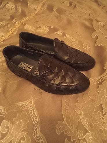 Səndəl və şəp-şüplər: Gencede satilir deri Ferragamo ayaqabi toxuma naxışlı, qara rəng 90azn — 1