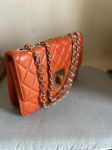 parca canta: Narıncı rəngli zəncirli çiyin çantası.Fransız markası olan Waggon - — 2