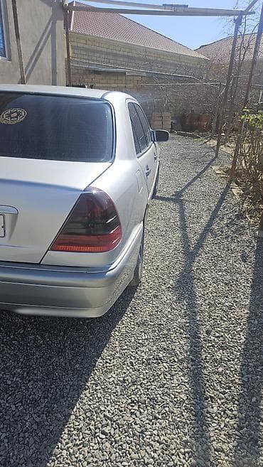 mercedes s 320: Mercedes‑Benz sedan Xüsusiyyətlər: - Kuzov: sedan, gümüşü rəng - — 7