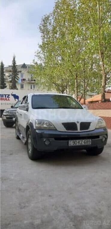 lider disk təkər: Ağ rəngli Kia Sorento avtomobili. Bu model iri faraları və böyük — 2