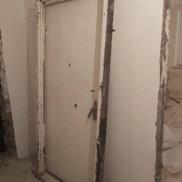 Demir qapi yaxwi veziyyetdedi qalin materialdandi cox agirdi temirle