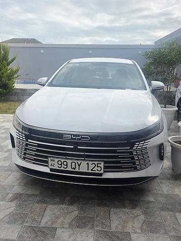 BYD Qin Plus DM-i sedan - Geniş və aerodinamik kuzov, ağ rəng - Ön